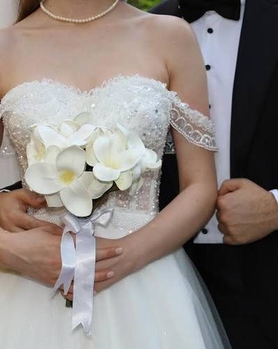 Yeşillik kemerden çıkan gelin damat