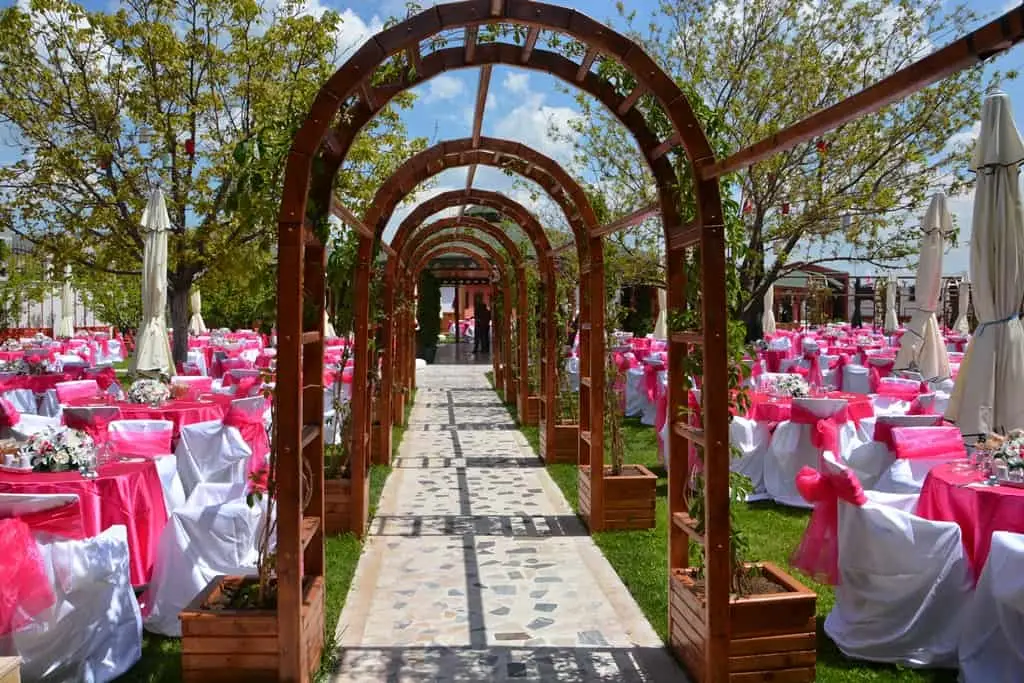 Başak Kır Bahçesi çiçekli kemerli davet alanı